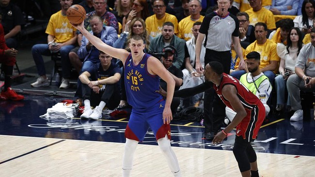 Denver Nuggets menang 104-93 atas Miami Heat pada game pertama final NBA 2023 yang berlangsung di Ball Arena, Denver.