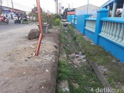 Angkot Tabrak 2 Motor Lukai 4 Orang, Korban Ada yang Terpental ke Parit