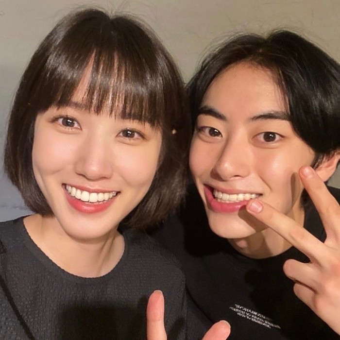 Masih di tahun 2020, ia pun memulai debutnya di sebuah drama bertajuk Live On. Di drama Extraordinary Attorney Woo (2022), Won Jung meninggalkan kesan mendalam bagi penonton karena akting memukaunya./ Foto: instagram.com/jung_or__