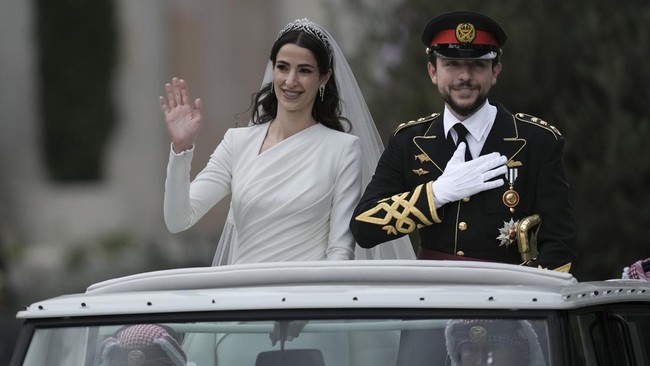 Putra Mahkota Yordania menikahi dengan Rajwa Alseif, putri salah satu keluarga pemilik bisnis terkemuka, yang juga kroni MbS.