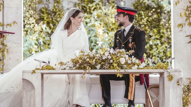 Jadi Putri Mahkota Yordania, Rajwa Alseif mengenakan gaun pengantin rancangan desainer Lebanon Elie Saab.