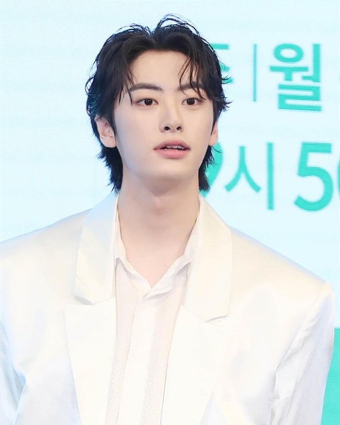 Memiliki postur tubuh tinggi semampai dan visual yang menawan, ketampanan Lee Won Jung membuatnya disebut-sebut ‘cocok’ jika menjadi seorang idol./ Foto: instagram.com/jung_or__