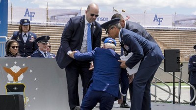 Presiden Amerika Serikat Joe Biden nyaris jatuh dari pesawat kenegaraan Air Force One imbas terpeleset saat menginjak anak tangga.