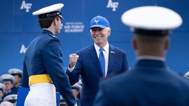 FOTO: Momen Joe Biden Jatuh Tersandung Karung Hitam