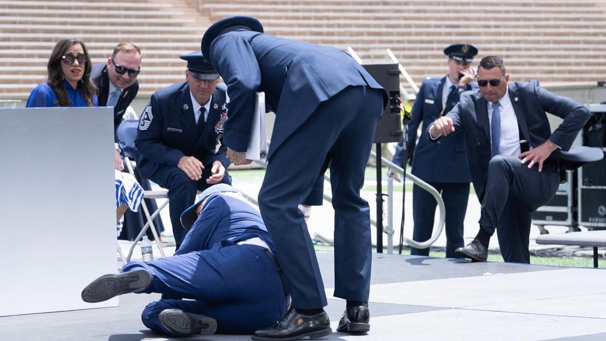 FOTO: Momen Joe Biden Jatuh Tersandung Karung Hitam