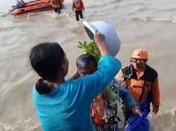 4 Nelayan di Tuban Hilang Ditemukan Selamat Lalu Disiram Kembang Setaman