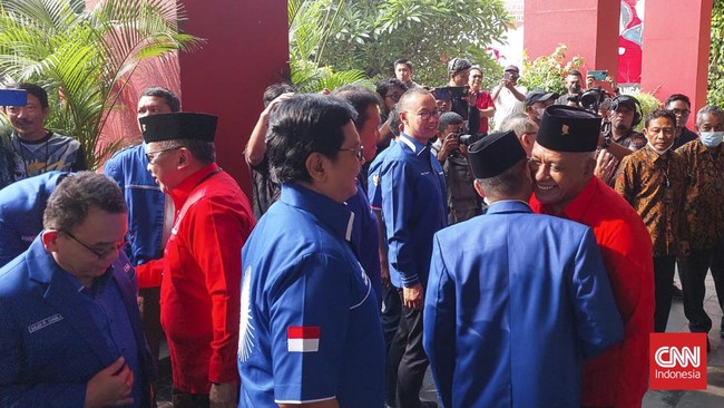 Selain Zulhas, terlihat dalam rombongan seperti Sekjen Eddy Soeparno, Waketum Viva Yoga Mauladi, Asman Abnur, Yandri Susanto, dan sejumlah elite DPP lainnya.