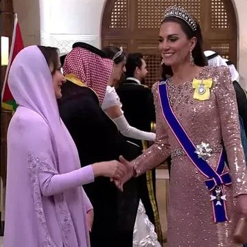 Gaya Anggun dan Glamor Kate Middleton Saat Hadiri Acara Resepsi Pernikahan Pangeran Hussein dari Yordania