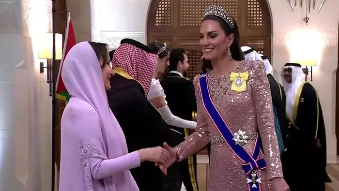 img-title Gaya Anggun dan Glamor Kate Middleton Saat Hadiri Acara Resepsi Pernikahan Pangeran Hussein dari Yordania
