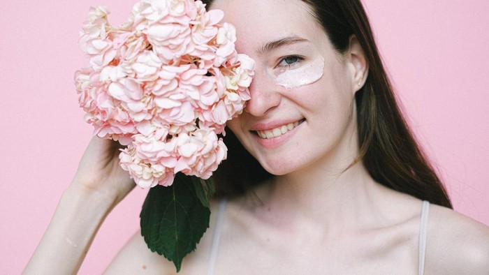 img-title 2 Alasan Penting Mengapa Kamu Perlu Mulai Gunakan Eye Cream dalam Rangkaian Skincare Harian