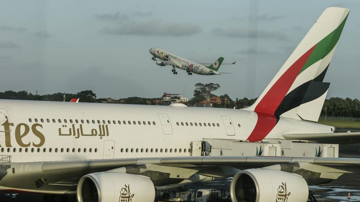 Badai hingga AC Mati, Penumpang Emirates Terjebak 17 Jam di Pesawat
