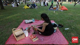 FOTO: Asyik Piknik Gratis di Taman Lapangan Banteng Jakarta