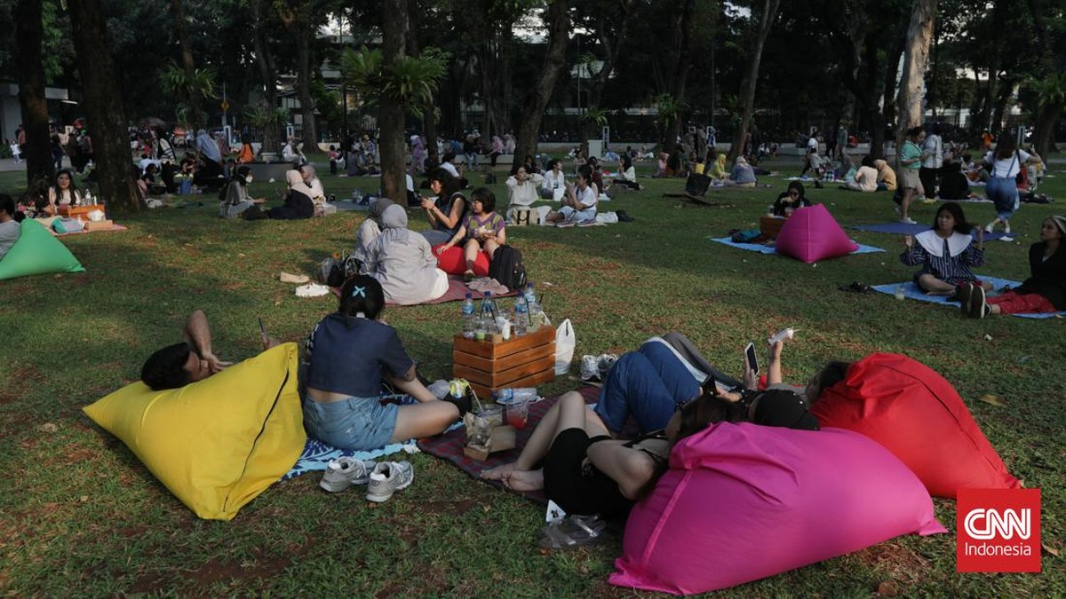 FOTO: Asyik Piknik Gratis di Taman Lapangan Banteng Jakarta