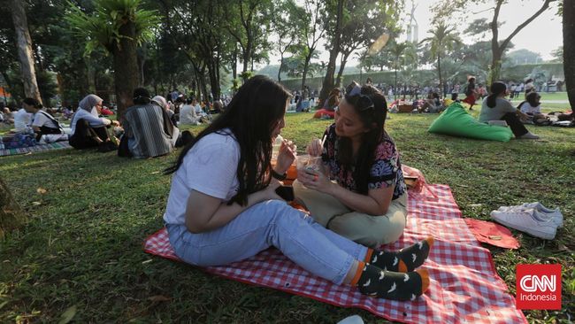 Bagi kamu yang ingin menyegarkan pikiran tanpa harus pergi ke mal, piknik di ruang terbuka hijau seperti taman atau hutan kota bisa menjadi alternatif pilihan.