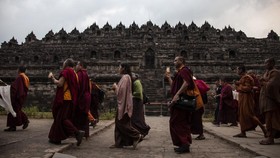 FOTO: Khidmat Ritual Pradaksina di Candi Borobudur Jelang Waisak