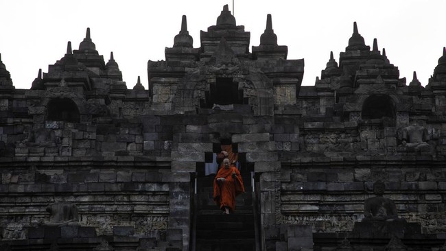 Selama libur Lebaran 2024, jam operasional Candi Borobudur bertambah satu jam.