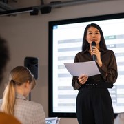 6 Trik Public Speaking untuk Introvert, Bantu Atasi Demam Panggung dan Siap Curi Perhatian!