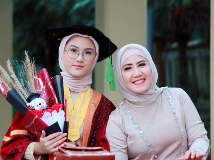 7 Potret Ine Sinthya dan Sang Putri, Calon Dokter Berparas Cantik