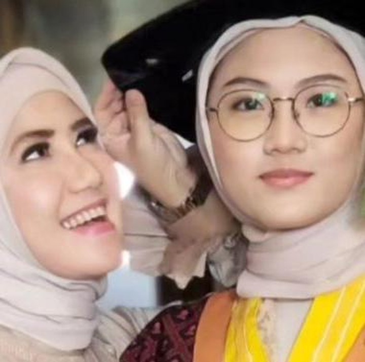 <p>Kelulusan Sherin yang menempuh pendidikan sebagai dokter tentunya menjadi kebahagiaan tersendiri untuk Ine, ya? (Foto: Instagram @inesinthya)</p>