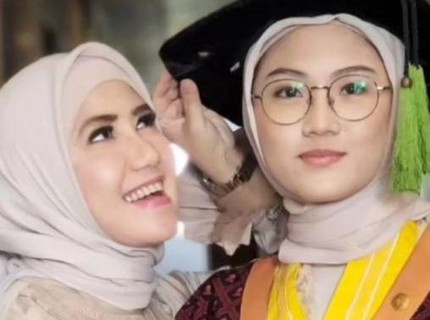 Bikin Bangga, Intip 7 Potret Putri Ine Sinthya yang Baru Lulus Pendidikan Dokter