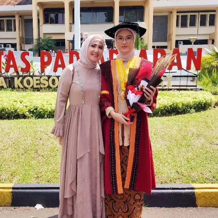 <p>Putri yang akrab disapa Sherin itu diketahui menyelesaikan pendidikan di bidang kedokteran, Bunda. Anak Ine Sinthya giat berkecimpung di bidang medis. (Foto: Instagram @inesinthya)</p>