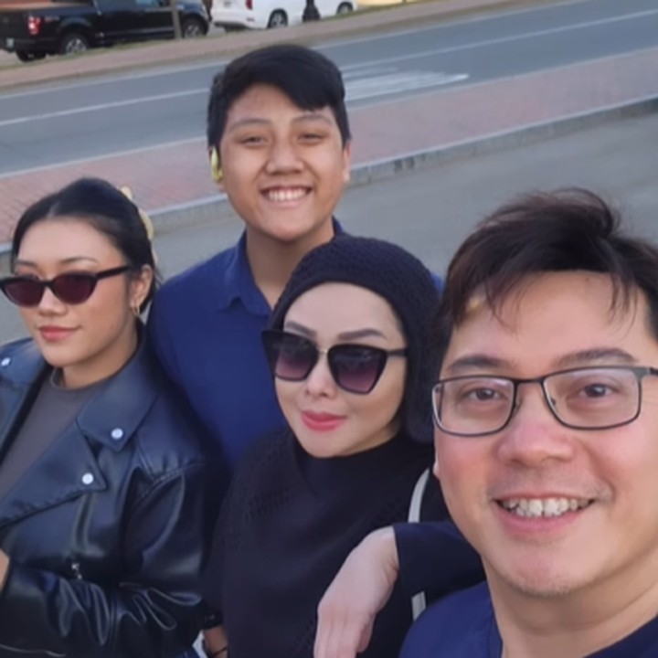 <p>Tak hanya bersama Derly, Terry juga menjalin hubungan erat bersama kedua anak sambungnya, Darrell dan Deluna. Bahkan, kedua remaja ini sempat mengadakan sesi<em> prewedding</em> untuk Terry dan ayah mereka. <em>"Anak-anak made the prewed for us, this is the bts, beyond love,"</em> tulis Terry. (Foto: Instagram @terryputri)</p>