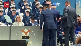 VIDEO: Joe Biden Jatuh Di Hadapan Ratusan Orang Saat Upacara Wisuda