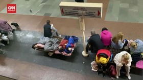 VIDEO: Rusia Bombardir Kyiv, Warga Berlindung di Stasiun Bawah Tanah