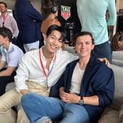 Berpose Bareng Tom Holland, Simak Potret Wi Ha Joon di Acara TAG Heuer Formula 1!