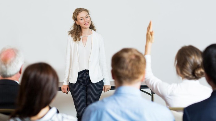5 Dasar Public Speaking yang Bikin Auto Jago Ngomong Depan Umum, Wajib Dipelajari!