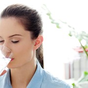 6 Manfaat Rutin Minum Air Hangat di Pagi Hari Saat Perut Kosong
