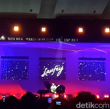 Lirik Lagu While You Were Sleeping - Laufey