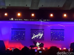 Lirik Lagu While You Were Sleeping - Laufey