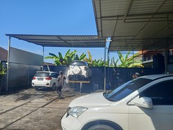 Jasa Cuci Mobil-Motor Raup Omzet Berlipat Saat Tumpek Landep