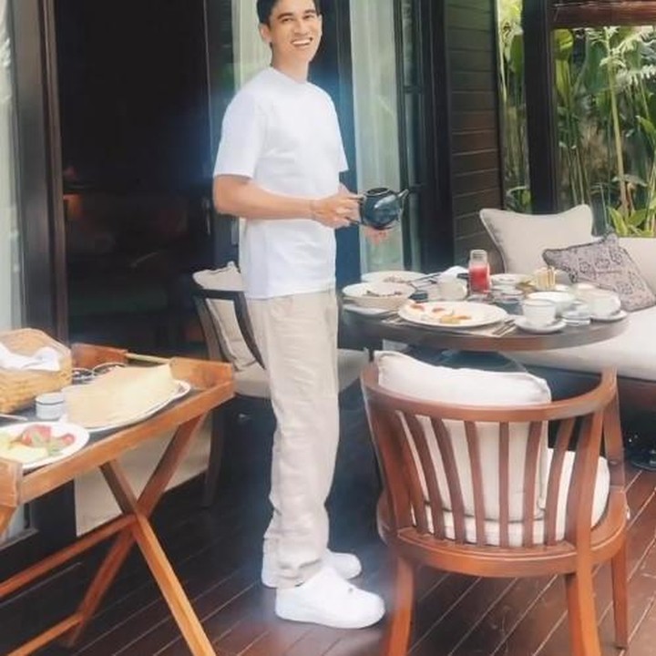 <p>Enzy juga membagikan potret suaminya yang terlihat sedang menikmati waktu bulan madu. Maulana Kasetra yang berprofesi sebagai diplomat ini tampak tersenyum di video. (Foto: Instagram @enzystoria)</p>