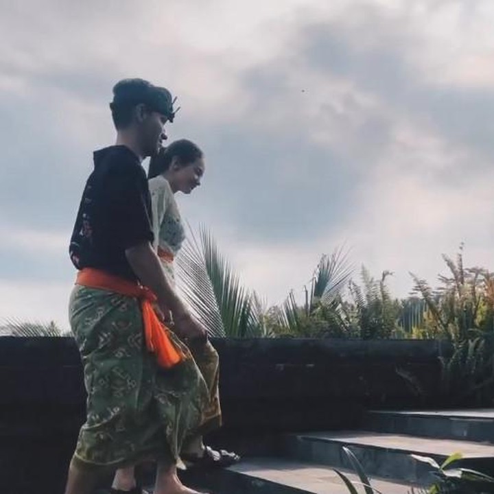 <p>Saat di Bali, pasangan ini sempat mengenakan pakaian adat di sana. Enzy dan suami terlihat serasi memakai pakaian Bali. (Foto: Instagram @enzystoria)</p>