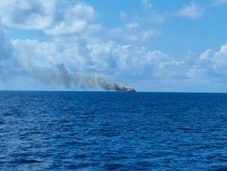Penampakan KRI Teluk Hading 538 Terbakar di Perairan Bira Bulukumba