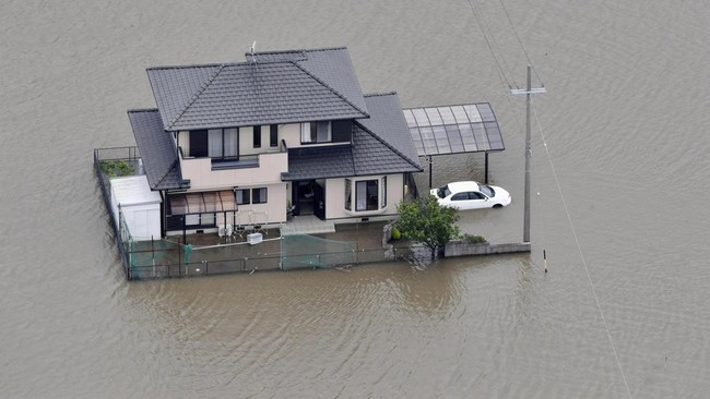 FOTO: Jepang Terhuyung Ditiup Siklon Tropis Mawar