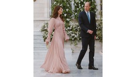 Kate Middleton Tampil 'Pinky' dalam Royal Wedding Yordania