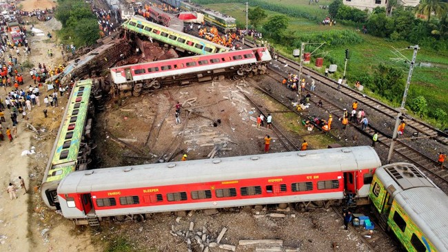 Korban tewas akibat kecelakaan kereta api di India pada Jumat (2/6) malam bertambah jadi 288 orang, naik dari posisi sebelumnya yang hanya 233 orang.