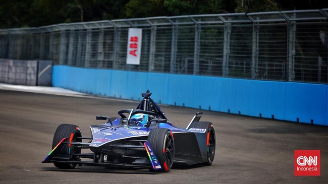 Pembalap Maserati MSG Racing Maximilian Gunther asal Jerman berhasil menjadi juara Formula E Jakarta 2023 Seri 11 di Sirkuit Ancol, Jakarta, Minggu (4/6)