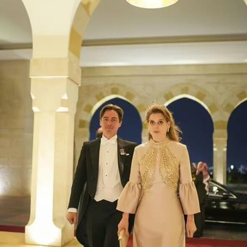 img-title Banjir Pujian, Begini Penampilan Cantik Putri Beatrice dengan York Tiara di Acara Pernikahan Pangeran Hussein