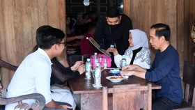 Ditemani Kaesang dan Erina, Jokowi Berakhir Pekan di Kopi Klotok Jogja