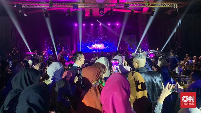 Solois Lucky Octavian membuka konser Senandung Rindu, Sabtu (3/6), Gandaria City Hall, Jaksel.