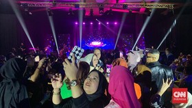 Baru 1 Bait Lagu di Senandung Rindu, Dian Piesesha Jadi Rebutan Selfie