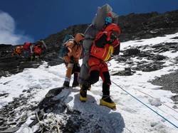 Gokil! Bocah 2 Tahun Jejakkan Kaki di Base Camp Everest