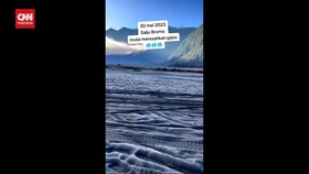 VIDEO: Viral Gunung Bromo Diselimuti Embun Beku bak Salju