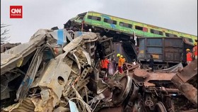 VIDEO: Melihat Kerusakan Tabrakan Kereta India yang Tewaskan 288 Orang