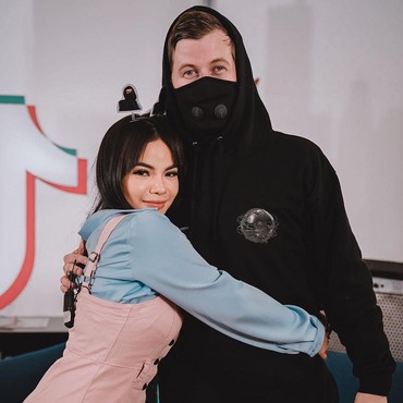 Dinar Candy Pamer Peluk DJ Alan Walker, Sukses Bikin Iri Happy Asmara