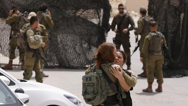 Menurut Radio Angkatan Darat Israel, 10 tentara ditahan untuk diinterogasi sebagai bagian dari penyelidikan kasus perkosaan tahanan yang merupakan warga Gaza.